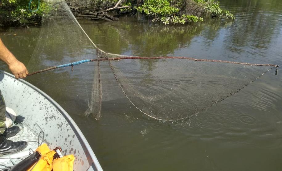 Polícia Ambiental apreende 10 tarrafas usadas para pescar camarão em Guaraqueçaba (PR)