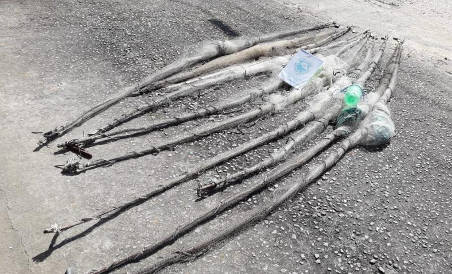 Polícia Ambiental apreende 10 tarrafas usadas para pescar camarão em Guaraqueçaba (PR)