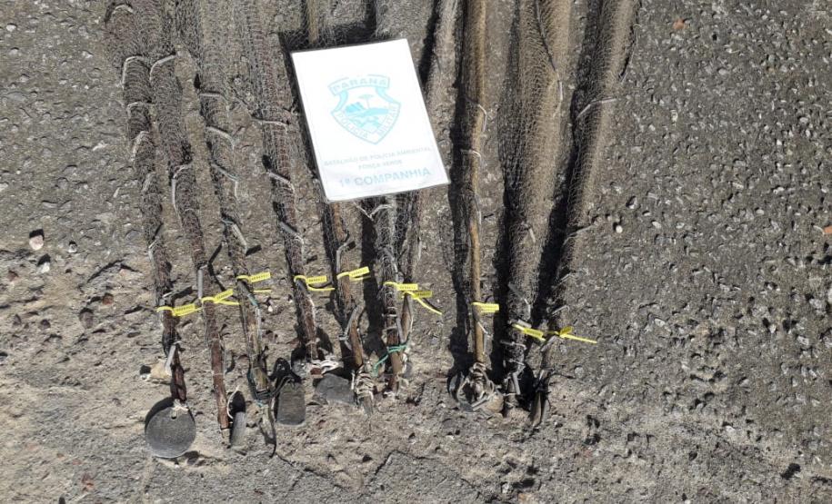 Polícia Ambiental apreende 10 tarrafas usadas para pescar camarão em Guaraqueçaba (PR)