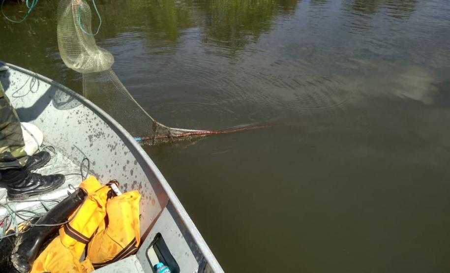 Polícia Ambiental apreende 10 tarrafas usadas para pescar camarão em Guaraqueçaba (PR)