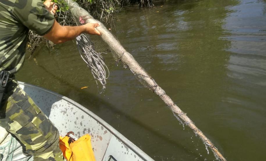 Polícia Ambiental apreende 10 tarrafas usadas para pescar camarão em Guaraqueçaba (PR)