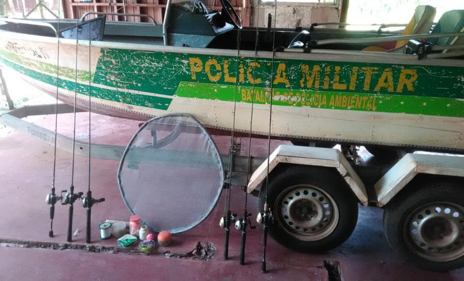 Em patrulhamento preventivo Polícia Ambiental apreende diversos apetrechos de pesca no Lago Itaipu, no Oeste do estado