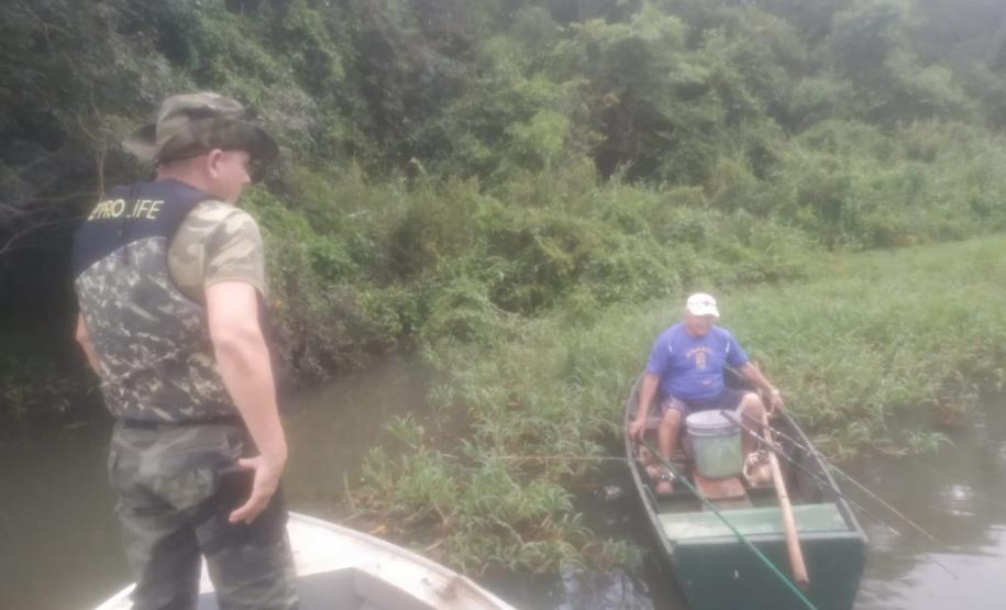 Em patrulhamento preventivo Polícia Ambiental apreende diversos apetrechos de pesca no Lago Itaipu, no Oeste do estado