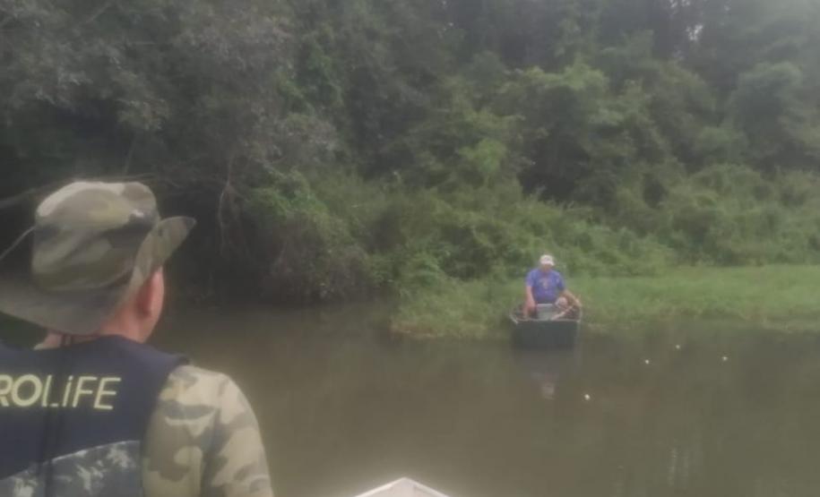 Em patrulhamento preventivo Polícia Ambiental apreende diversos apetrechos de pesca no Lago Itaipu, no Oeste do estado