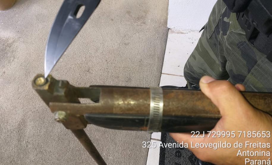 Polícia Ambiental prende homem e apreende ave silvestre e espingardas em Antonina (PR)