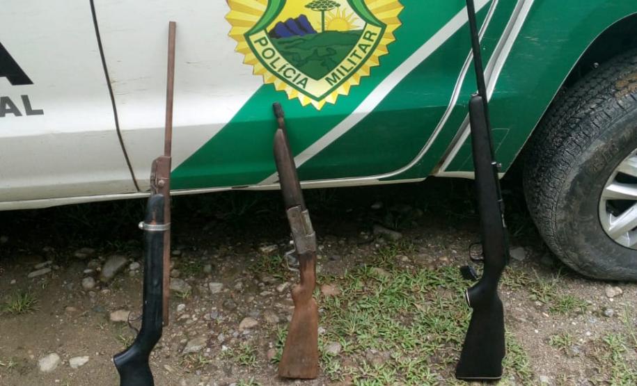 Polícia Ambiental prende homem e apreende ave silvestre e espingardas em Antonina (PR)