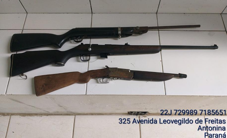 Polícia Ambiental prende homem e apreende ave silvestre e espingardas em Antonina (PR)