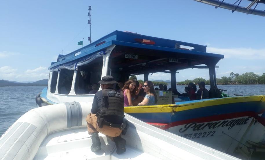 Mulher envolvida com tráfico de drogas é flagrada pela Patrulha Costeira em embarcação na Baía de Paranaguá