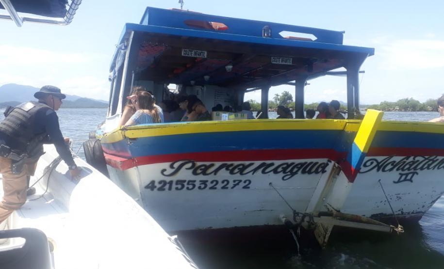 Mulher envolvida com tráfico de drogas é flagrada pela Patrulha Costeira em embarcação na Baía de Paranaguá
