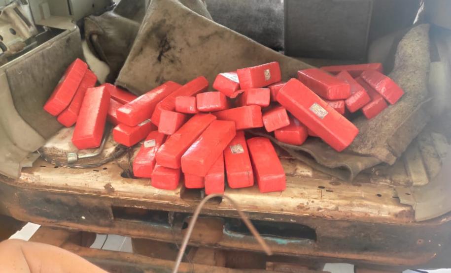 BPRv apreende quase 50 quilos de maconha em fundo falso de veículo e Iporã (PR)