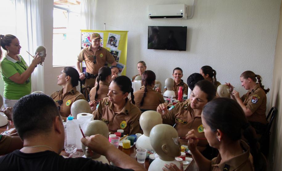 Policiais militares voluntários participam de oficina de pintura de rosto em Guaratuba