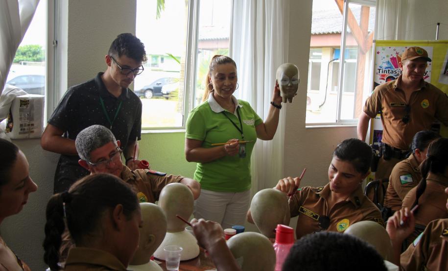 Policiais militares voluntários participam de oficina de pintura de rosto em Guaratuba