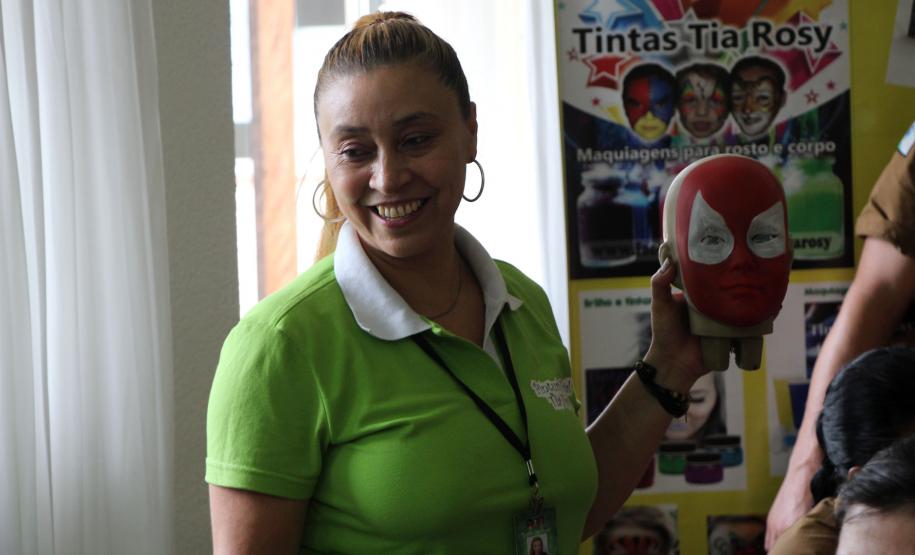 Policiais militares voluntários participam de oficina de pintura de rosto em Guaratuba