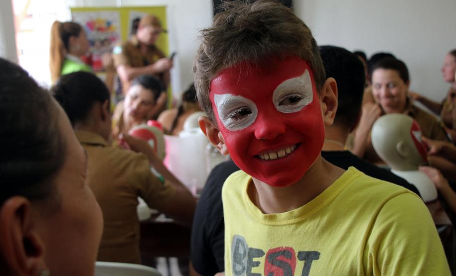 Policiais militares voluntários participam de oficina de pintura de rosto em Guaratuba