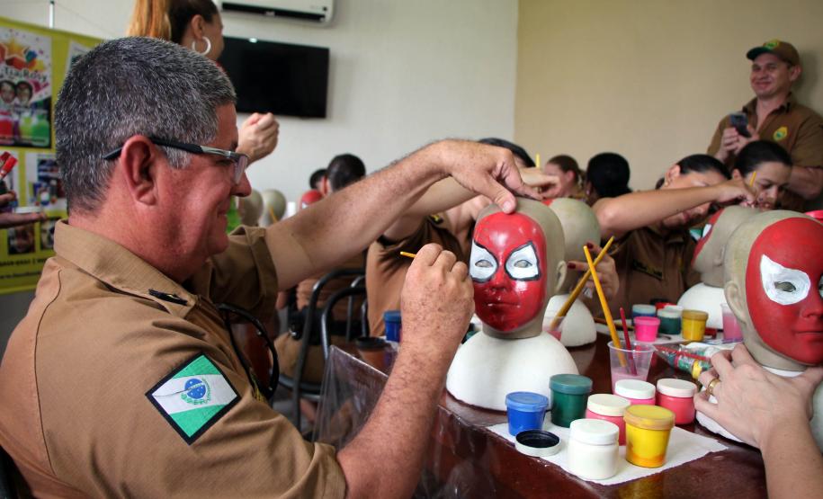 Policiais militares voluntários participam de oficina de pintura de rosto em Guaratuba