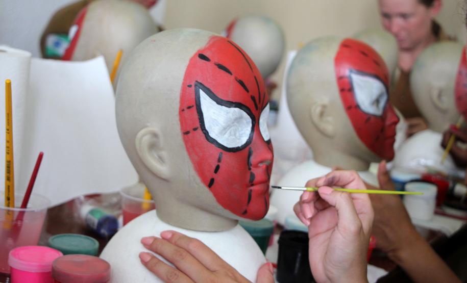 Policiais militares voluntários participam de oficina de pintura de rosto em Guaratuba