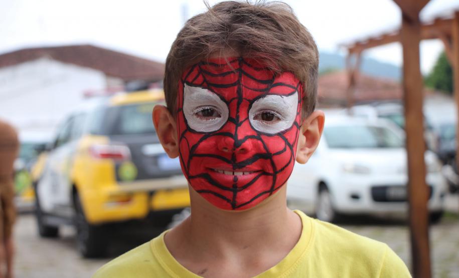 Policiais militares voluntários participam de oficina de pintura de rosto em Guaratuba