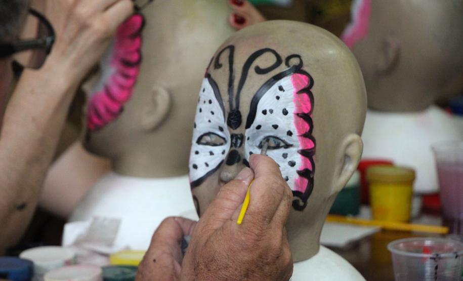 Policiais militares voluntários participam de oficina de pintura de rosto em Guaratuba