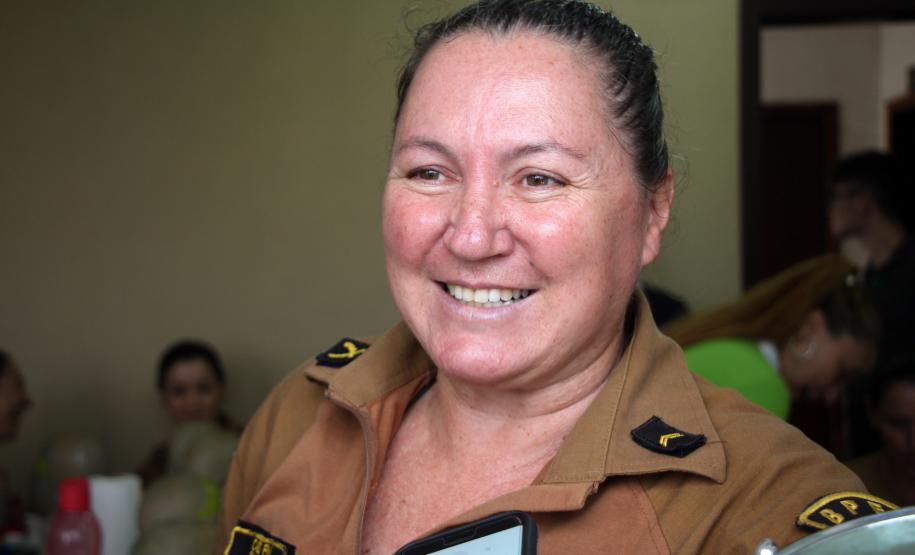 Policiais militares voluntários participam de oficina de pintura de rosto em Guaratuba