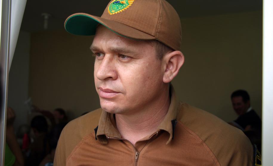 Policiais militares voluntários participam de oficina de pintura de rosto em Guaratuba