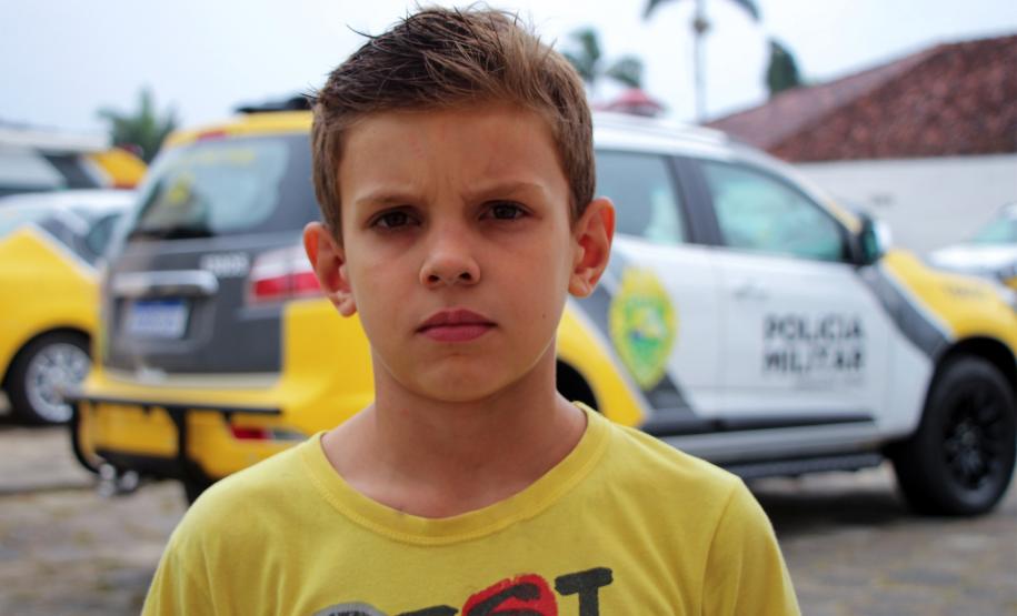 Policiais militares voluntários participam de oficina de pintura de rosto em Guaratuba