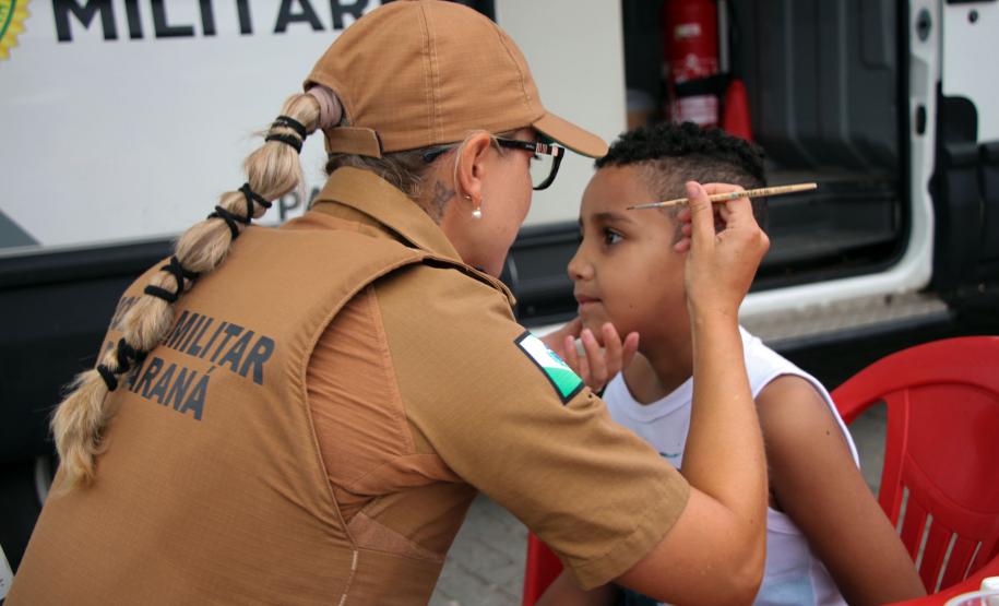 Policiais militares voluntários participam de oficina de pintura de rosto em Guaratuba