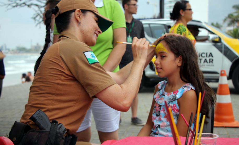 Policiais militares voluntários participam de oficina de pintura de rosto em Guaratuba