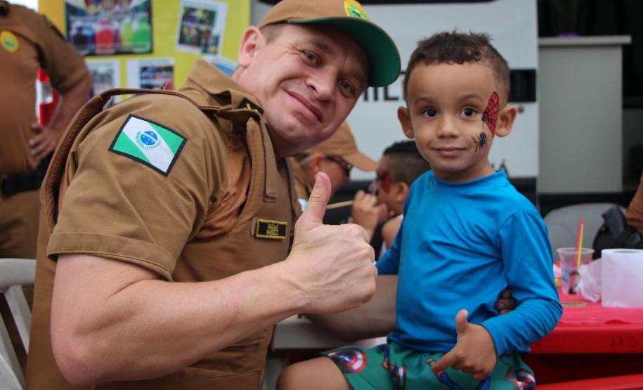 Policiais militares voluntários participam de oficina de pintura de rosto em Guaratuba