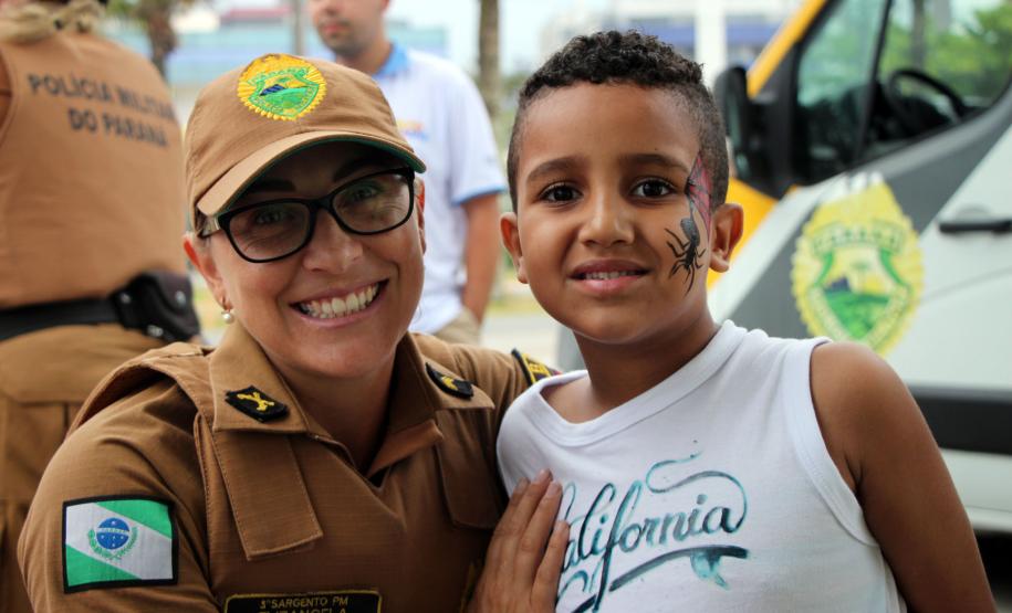 Policiais militares voluntários participam de oficina de pintura de rosto em Guaratuba