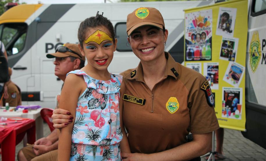Policiais militares voluntários participam de oficina de pintura de rosto em Guaratuba