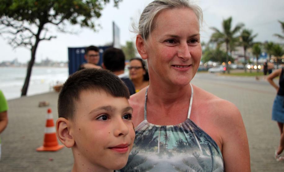 Policiais militares voluntários participam de oficina de pintura de rosto em Guaratuba