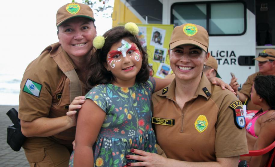 Policiais militares voluntários participam de oficina de pintura de rosto em Guaratuba