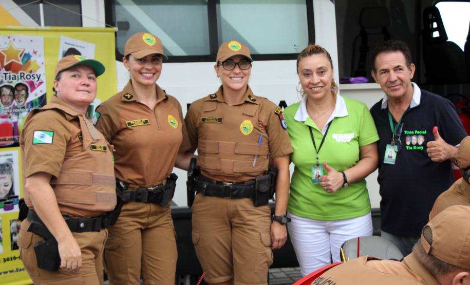 Policiais militares voluntários participam de oficina de pintura de rosto em Guaratuba