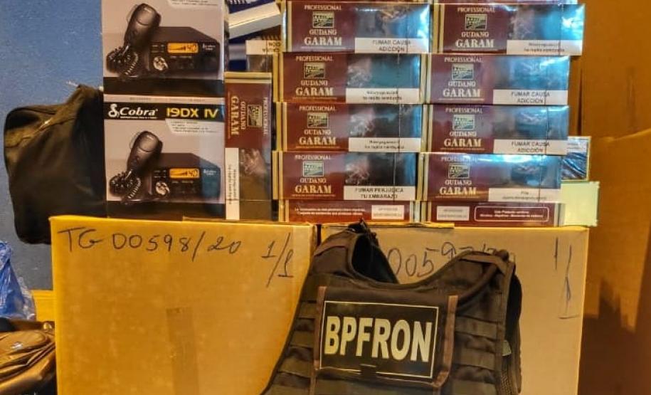 Em ocorrências distintas, BPFron apreende 33,5 pacotes de cigarros, 25 pneus e dois rádio comunicadores contrabandeados no Oeste do Paraná