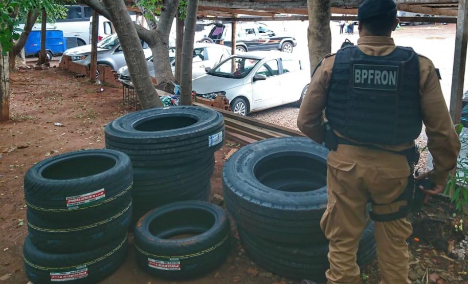 Em ocorrências distintas, BPFron apreende 33,5 pacotes de cigarros, 25 pneus e dois rádio comunicadores contrabandeados no Oeste do Paraná
