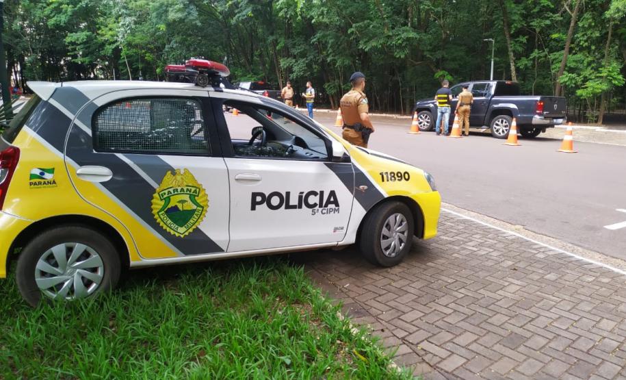 Bloqueio para orientar condutores e passageiros sobre regras e segurança no trânsito são feitas pela PM, em Cianorte (PR)