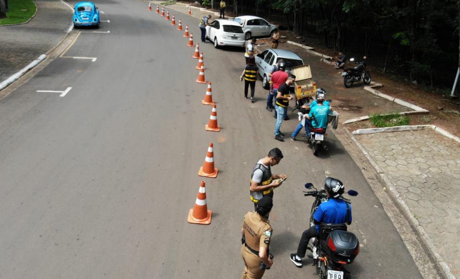 Bloqueio para orientar condutores e passageiros sobre regras e segurança no trânsito são feitas pela PM, em Cianorte (PR)