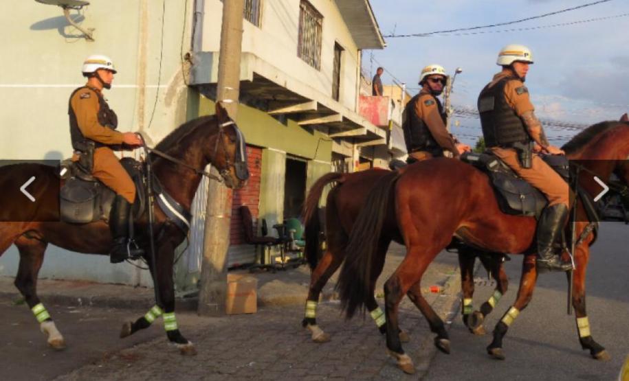 trio de policiamento montado