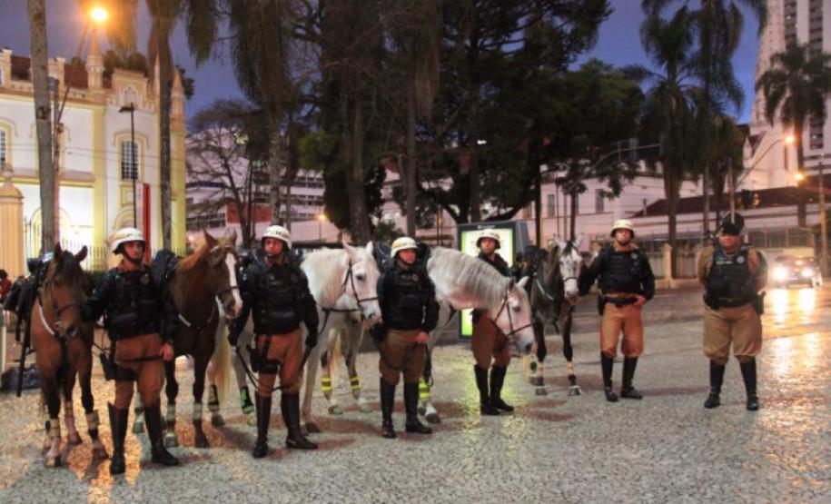 equipe de policiamento montado