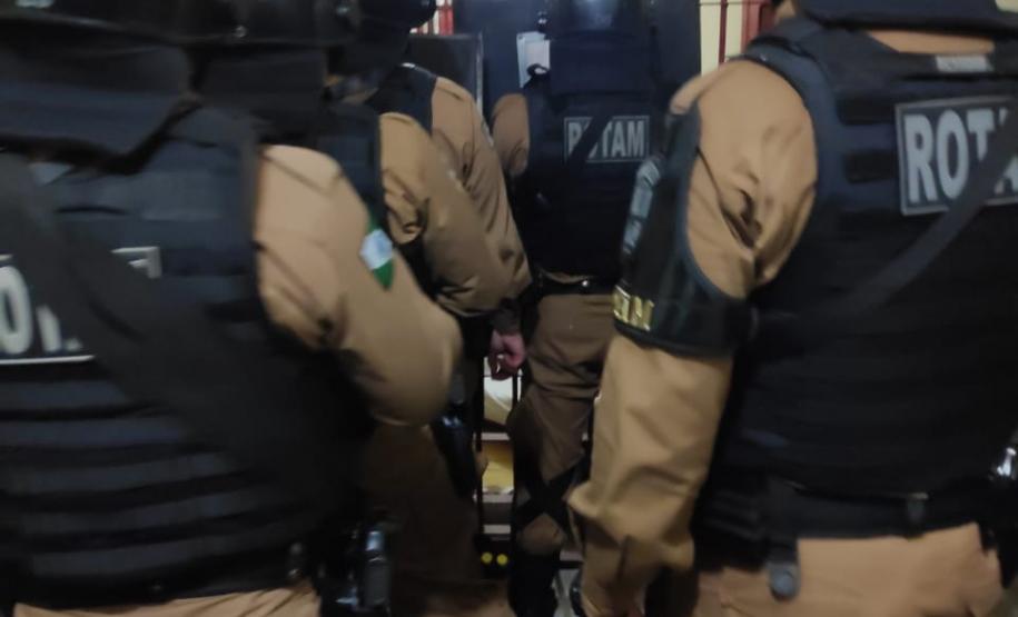 PM de Londrina (PR) libera agente penitenciário feito refém na Penitenciária Estadual