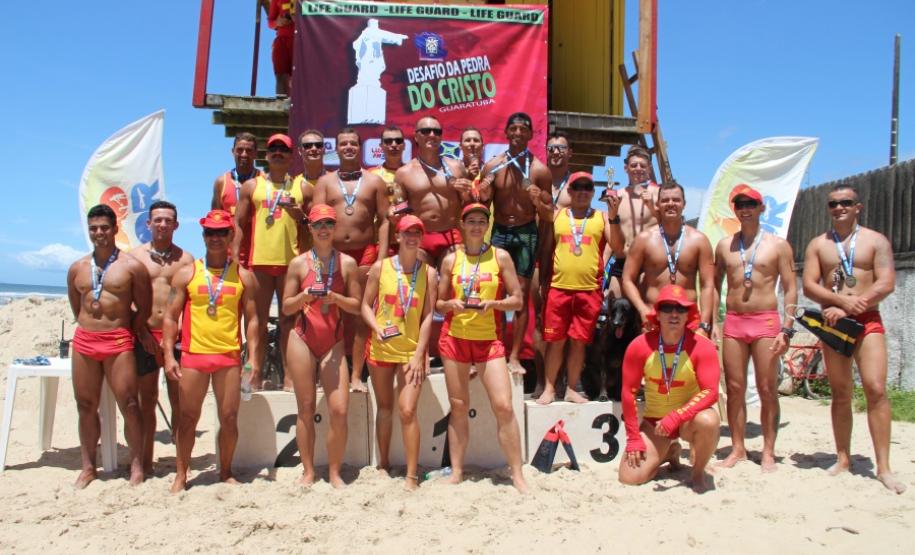 Desafio da Pedra do Cristo estimula competição entre guarda-vidas do Corpo de Bombeiros em Guaratuba