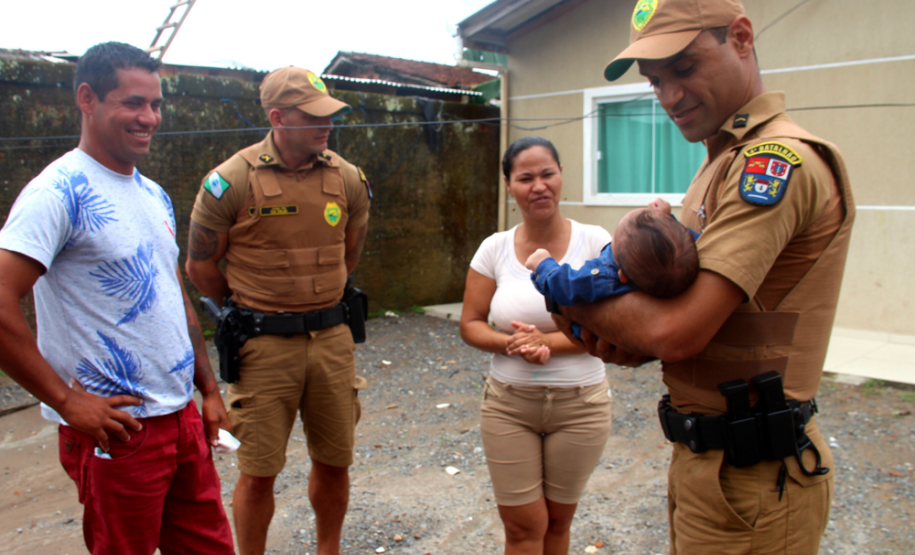 Família recebe visita de policiais militares que salvaram bebê de engasgo em Guaratuba (PR)