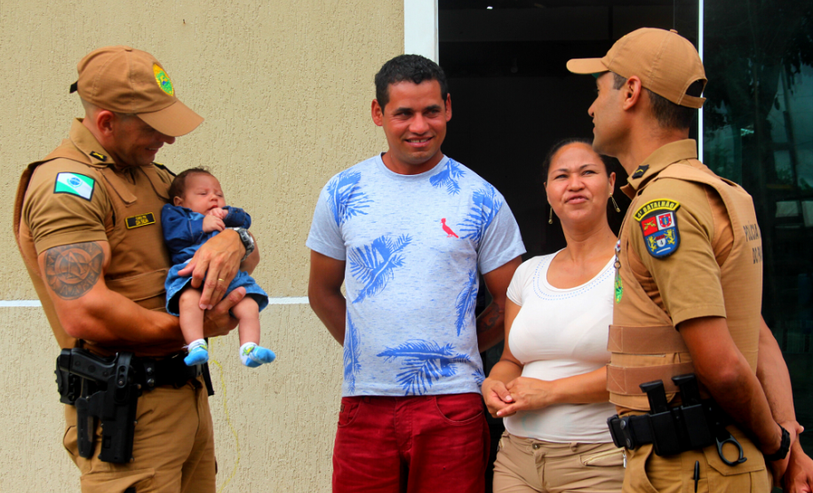 Família recebe visita de policiais militares que salvaram bebê de engasgo em Guaratuba (PR)
