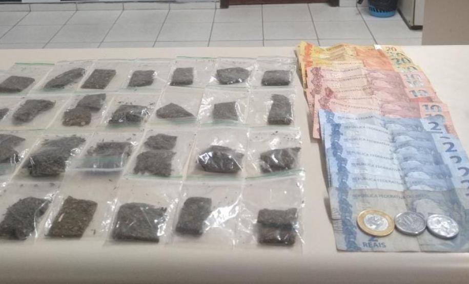 Em Colombo, na RMC, PM prende homem e apreende 31 porções de maconha