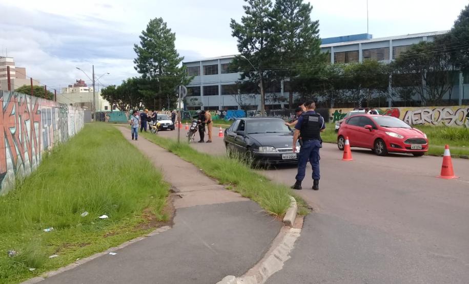Em Fazenda Rio Grande, na RMC, PM e outros agentes de segurança desencadeiam a Operação Unindo Forças I e abordam mais de 100 pessoas