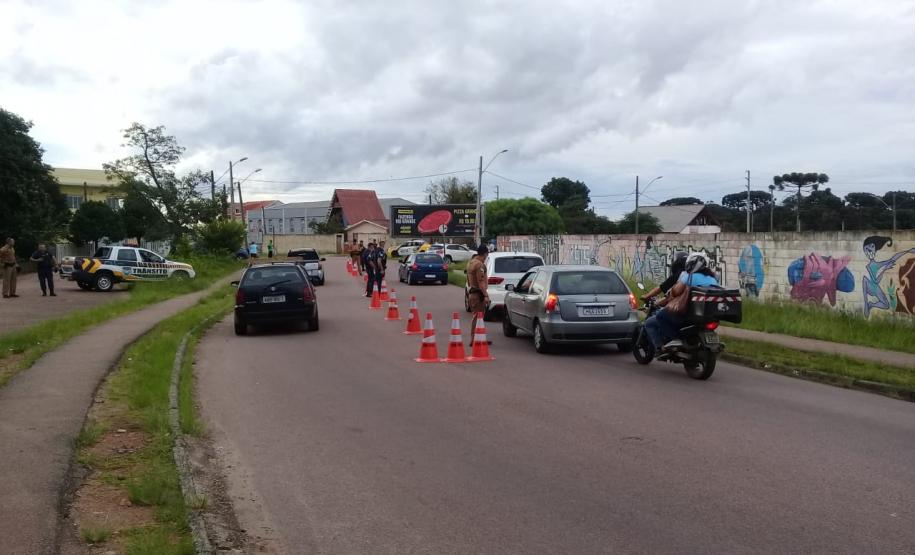 Em Fazenda Rio Grande, na RMC, PM e outros agentes de segurança desencadeiam a Operação Unindo Forças I e abordam mais de 100 pessoas