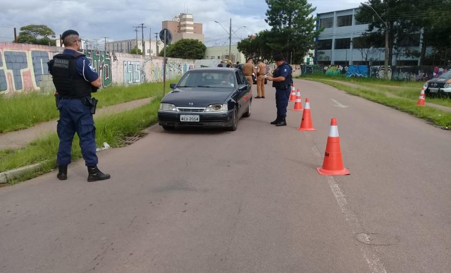 Em Fazenda Rio Grande, na RMC, PM e outros agentes de segurança desencadeiam a Operação Unindo Forças I e abordam mais de 100 pessoas