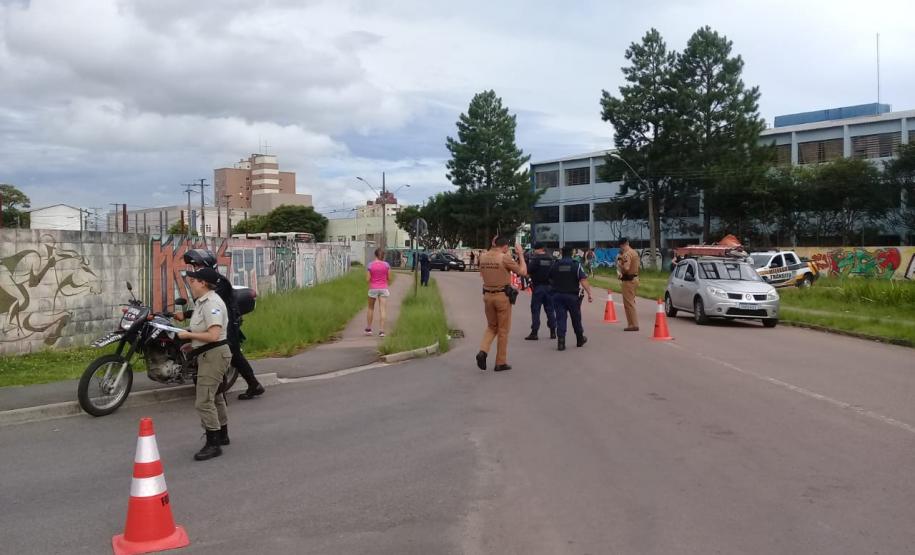 Em Fazenda Rio Grande, na RMC, PM e outros agentes de segurança desencadeiam a Operação Unindo Forças I e abordam mais de 100 pessoas