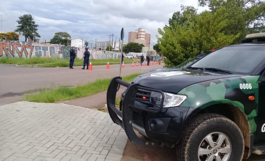 Em Fazenda Rio Grande, na RMC, PM e outros agentes de segurança desencadeiam a Operação Unindo Forças I e abordam mais de 100 pessoas