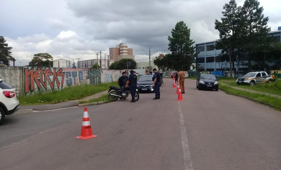 Em Fazenda Rio Grande, na RMC, PM e outros agentes de segurança desencadeiam a Operação Unindo Forças I e abordam mais de 100 pessoas